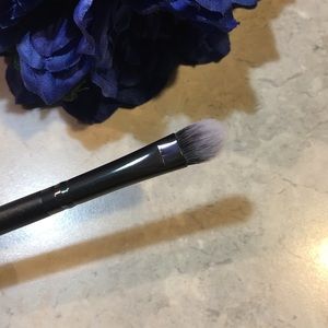🆕 LUXIE BEAUTY
Precision Shader Onyx Brush 239